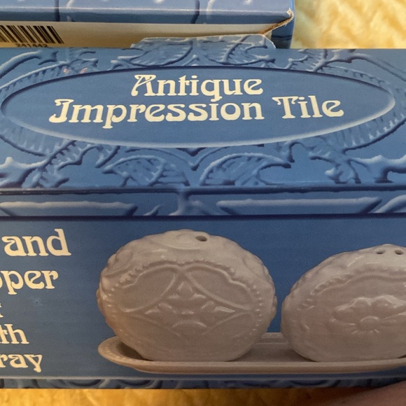 Napkin holder and Salt and Pepper Set with Tray - Picture 11 of 11